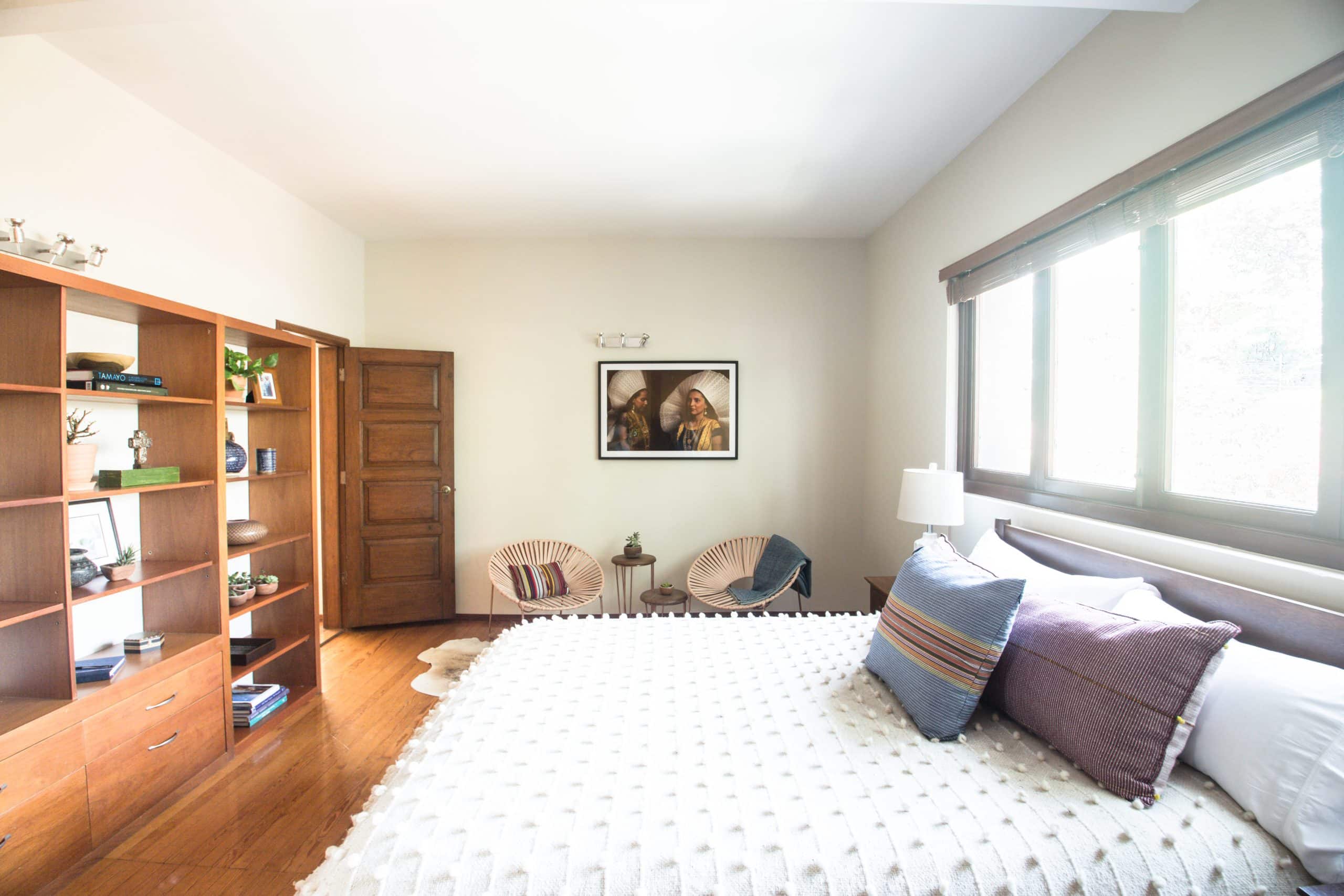 Bedroom with a pair of Acapulco chairs